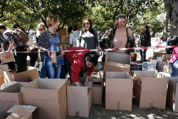 Συγκινητικό αυτό που συνέβη στο Σύνταγμα - Απίστευτη η ανταπόκριση για βοήθεια στους πρόσφυγες