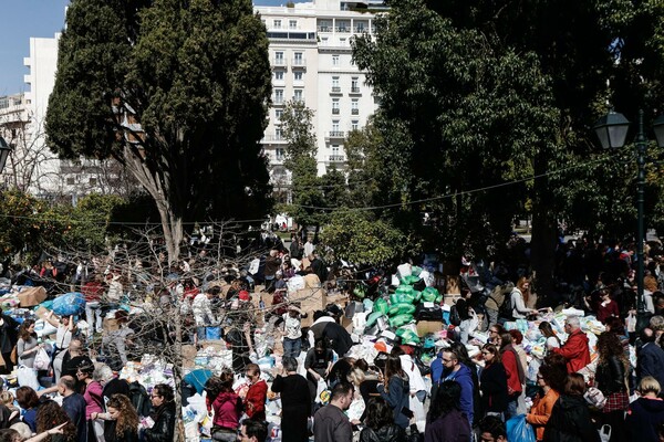 10.000 Αθηναίοι πήγαν σήμερα στο Σύνταγμα για να αφήσουν κάτι για τους πρόσφυγες