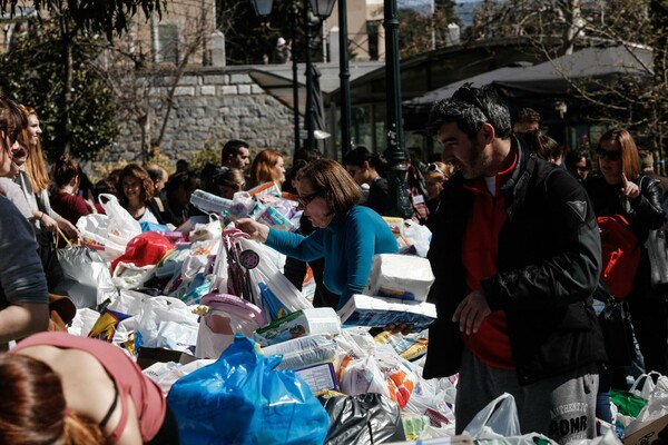 10.000 Αθηναίοι πήγαν σήμερα στο Σύνταγμα για να αφήσουν κάτι για τους πρόσφυγες