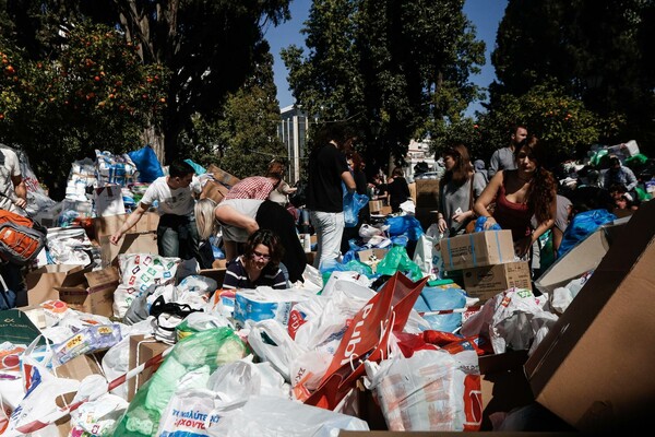 Συγκινητικό αυτό που συνέβη στο Σύνταγμα - Απίστευτη η ανταπόκριση για βοήθεια στους πρόσφυγες