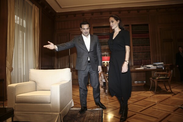 H Vogue αποθεώνει το στιλ της Τζολί στο Μέγαρο Μαξίμου