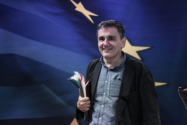Ο Τσακαλώτος κάλεσε τους δημοσιογράφους να βάλουν "ένα χεράκι" για να φύγουν τα capital controls