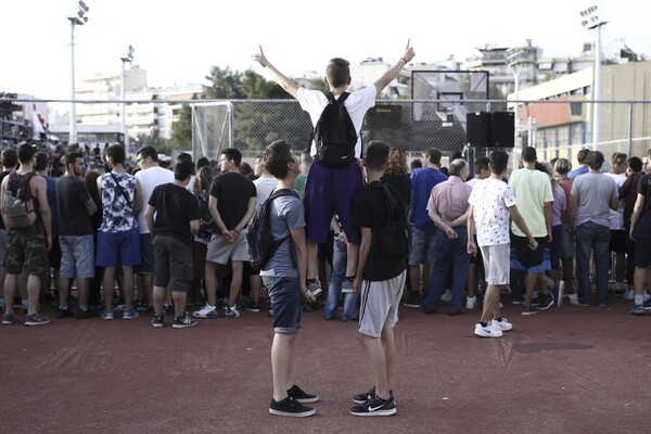 Κοσμοσυρροή στη Γκράβα χτες για το σόου των Αντετοκούνμπο