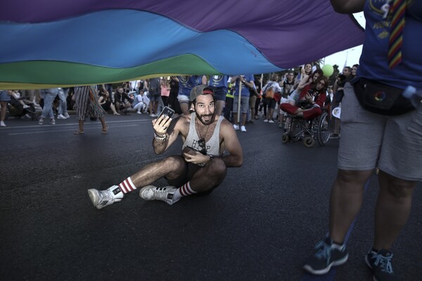 Υπερήφανη Αθήνα - Χιλιάδες άνθρωποι στο Pride της ελευθερίας, της αγάπης και της ισότητας