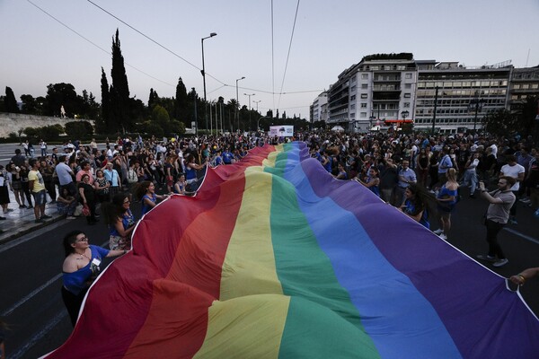 Υπερήφανη Αθήνα - Χιλιάδες άνθρωποι στο Pride της ελευθερίας, της αγάπης και της ισότητας