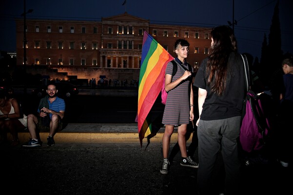 Η Αθήνα τιμά τα θύματα του Ορλάντο: Η Υπερηφάνεια μας δε θα σιγαστεί, δε θα τρομοκρατηθεί