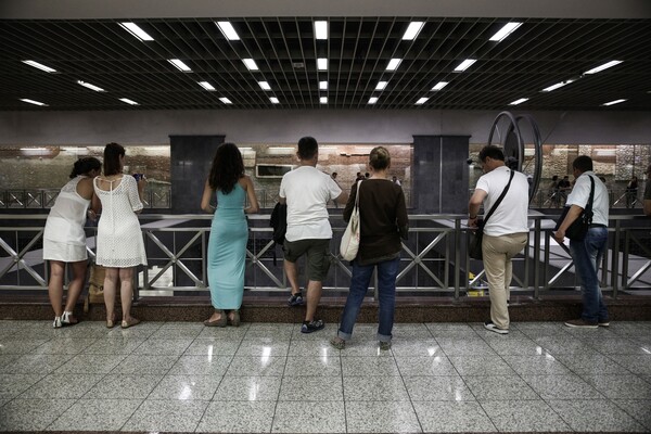 Το Εθνικό Θέατρο μόλις έκανε μια έκπληξη σε όσους ήταν στο μετρό στο Σύνταγμα