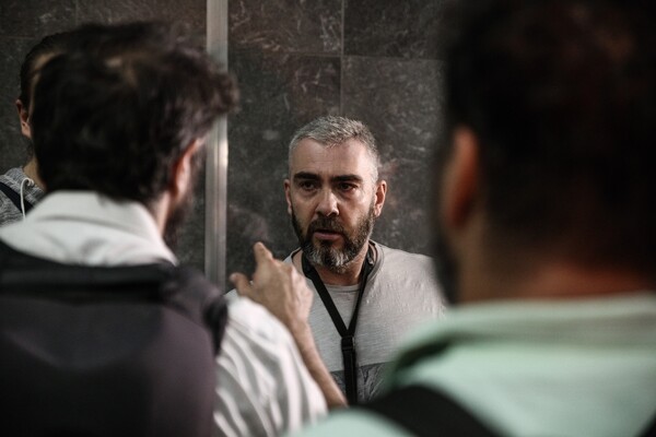 Το Εθνικό Θέατρο μόλις έκανε μια έκπληξη σε όσους ήταν στο μετρό στο Σύνταγμα