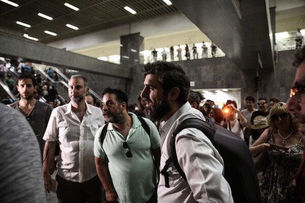 Το Εθνικό Θέατρο μόλις έκανε μια έκπληξη σε όσους ήταν στο μετρό στο Σύνταγμα