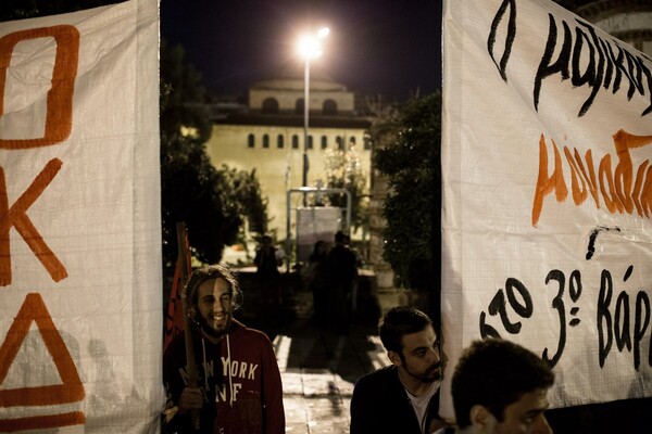 "Τsipras is a big traitor": 9 φωτογραφίες από τις διαμαρτυρίες για το νέο μνημόνιο