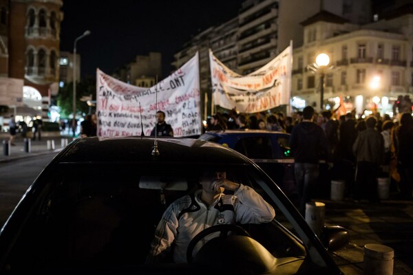 "Τsipras is a big traitor": 9 φωτογραφίες από τις διαμαρτυρίες για το νέο μνημόνιο
