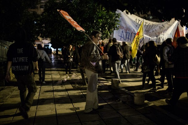 "Τsipras is a big traitor": 9 φωτογραφίες από τις διαμαρτυρίες για το νέο μνημόνιο