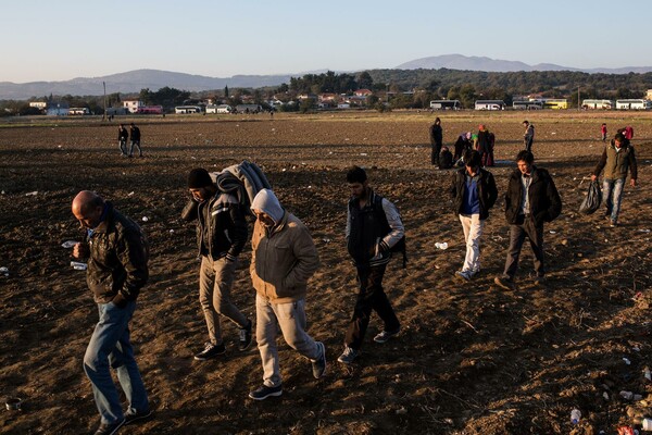 30 συγκλονιστικές σημερινές φωτογραφίες απ' την Ειδομένη