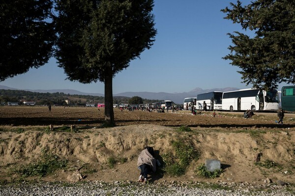 30 συγκλονιστικές σημερινές φωτογραφίες απ' την Ειδομένη