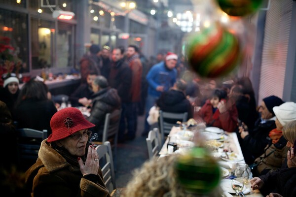 Τεράστιο street party με σουβλάκια, κρασί και όργανα στη Θεσσαλονίκη