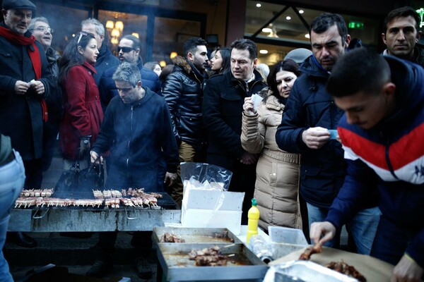 Τεράστιο street party με σουβλάκια, κρασί και όργανα στη Θεσσαλονίκη