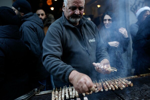Τεράστιο street party με σουβλάκια, κρασί και όργανα στη Θεσσαλονίκη