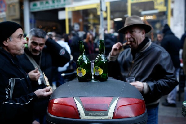 Τεράστιο street party με σουβλάκια, κρασί και όργανα στη Θεσσαλονίκη