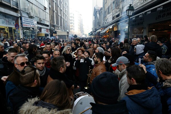 Τεράστιο street party με σουβλάκια, κρασί και όργανα στη Θεσσαλονίκη