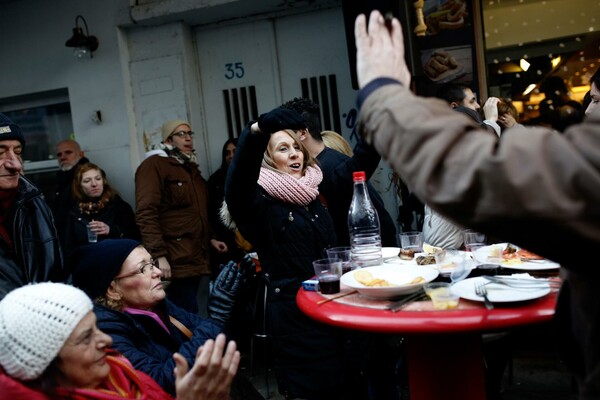 Τεράστιο street party με σουβλάκια, κρασί και όργανα στη Θεσσαλονίκη