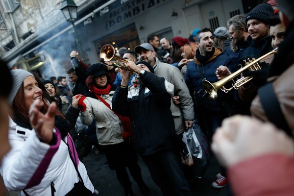Τεράστιο street party με σουβλάκια, κρασί και όργανα στη Θεσσαλονίκη