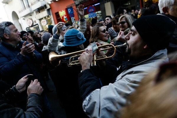 Τεράστιο street party με σουβλάκια, κρασί και όργανα στη Θεσσαλονίκη