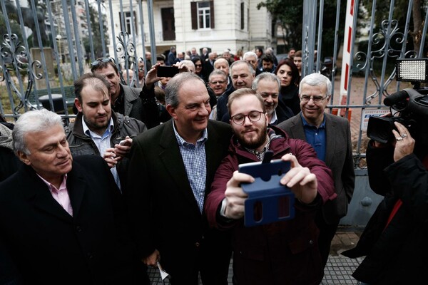 Θερμή υποδοχή και selfie για τον Καραμανλή στις κάλπες - Δηλώσεις του Μητσοτάκη μετά τη ψήφο του