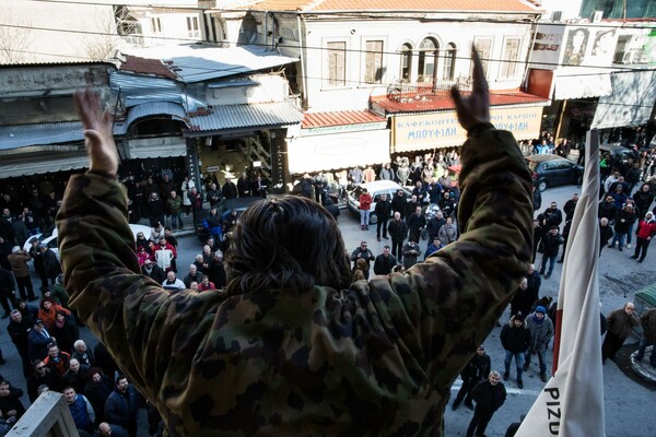 Αγρότες στις Σέρρες έκαψαν τη σημαία του ΣΥΡΙΖΑ και πέταξαν αυγά στα γραφεία