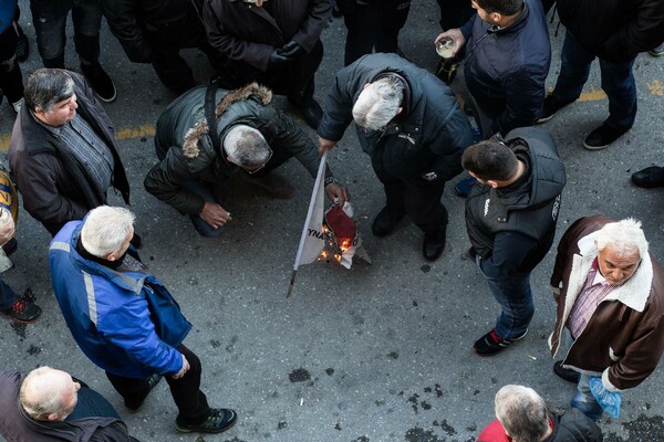 Αγρότες στις Σέρρες έκαψαν τη σημαία του ΣΥΡΙΖΑ και πέταξαν αυγά στα γραφεία