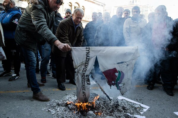 Αγρότες στις Σέρρες έκαψαν τη σημαία του ΣΥΡΙΖΑ και πέταξαν αυγά στα γραφεία