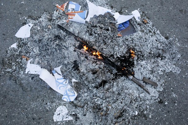 Αγρότες στις Σέρρες έκαψαν τη σημαία του ΣΥΡΙΖΑ και πέταξαν αυγά στα γραφεία