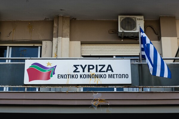 Αγρότες στις Σέρρες έκαψαν τη σημαία του ΣΥΡΙΖΑ και πέταξαν αυγά στα γραφεία