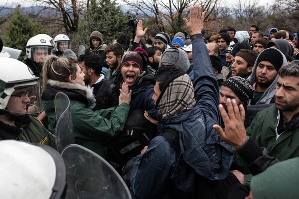 Μαρτυρίες προσφύγων που γύρισαν από τα Σκόπια - Mας έβριζαν και όταν έκλαιγε ένα μωρό χτυπούσαν τη μητέρα