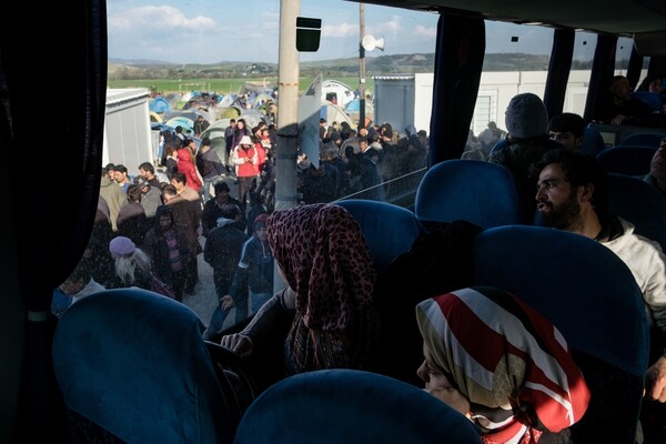 Μόνο ένα λεωφορείο από τα 20 έχει απομακρύνει πρόσφυγες από την Ειδομένη