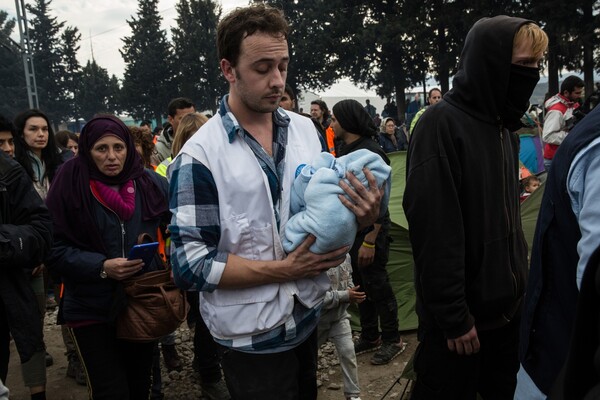 Οι πρώτες συγκλονιστικές φωτογραφίες του κοριτσιού που ήρθε στη ζωή σε μια σκηνή στην Ειδομένη