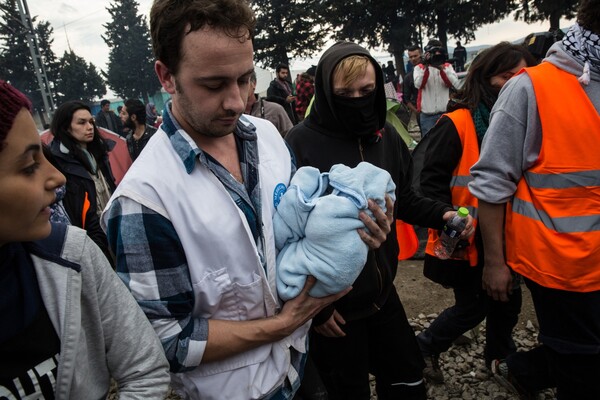 Οι πρώτες συγκλονιστικές φωτογραφίες του κοριτσιού που ήρθε στη ζωή σε μια σκηνή στην Ειδομένη