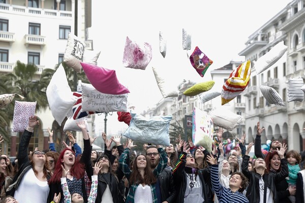 Αθηναίοι και Θεσσαλονικείς μάχονται με μαξιλάρια για την Παγκόσμια Ημέρα Μαξιλαροπόλεμου