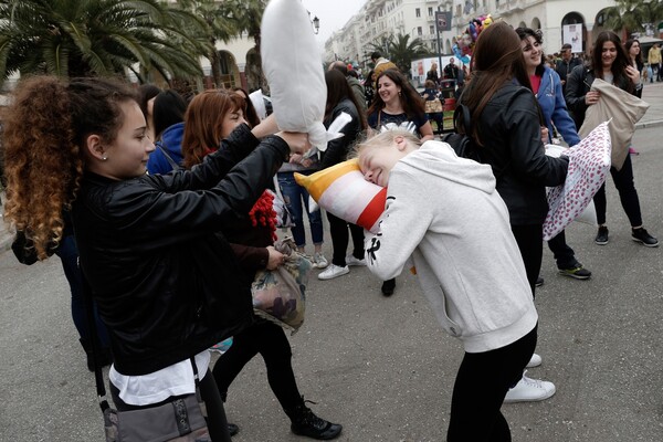 Αθηναίοι και Θεσσαλονικείς μάχονται με μαξιλάρια για την Παγκόσμια Ημέρα Μαξιλαροπόλεμου