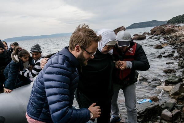 Έπαινοι ΟΗΕ για τους Έλληνες εθελοντές και όσα κάνουν με τους πρόσφυγες