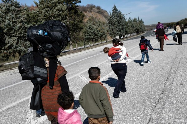 Με τα πόδια και σε άθλια κατάσταση φτάνουν κατά εκατοντάδες οι πρόσφυγες στην Ειδομένη