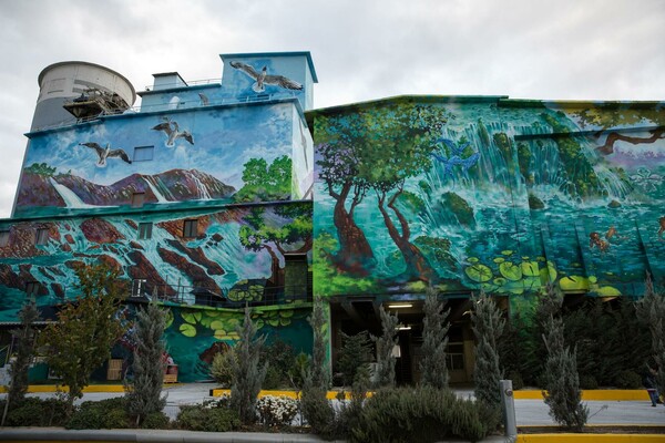 Μια ομάδα μεταμόρφωσε με graffiti το εργοστάσιο της τσιμεντοβιομηχανίας ΤΙΤΑΝ