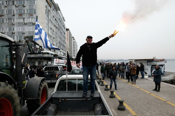 Επί ποδός όλη η Ελλάδα - Σκηνικό πολέμου στην Κομοτηνή - Σε «ομηρία» ο υπουργός Αγροτικής Ανάπτυξης