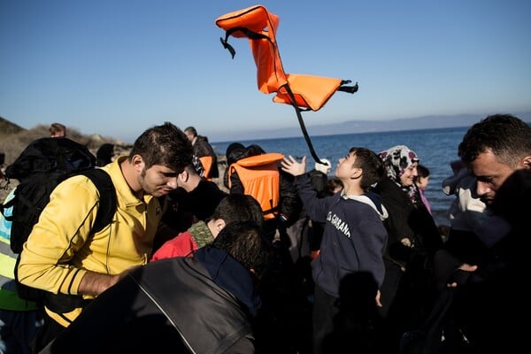 Ικανοποίηση Κομισιόν για τη μείωση των προσφυγικών ροών στο Αιγαίο