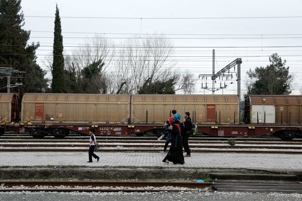 Με τα πόδια και σε άθλια κατάσταση φτάνουν κατά εκατοντάδες οι πρόσφυγες στην Ειδομένη