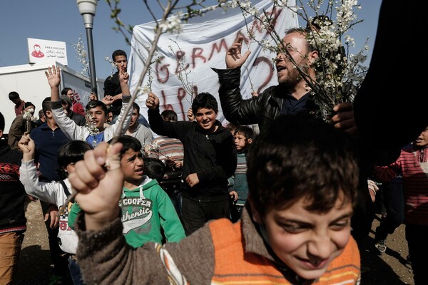 Πρόσφυγες έπλεξαν ανοιξιάτικα λουλούδια στον φράχτη της Ειδομένης (φωτό)