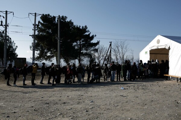 Με τα πόδια και σε άθλια κατάσταση φτάνουν κατά εκατοντάδες οι πρόσφυγες στην Ειδομένη