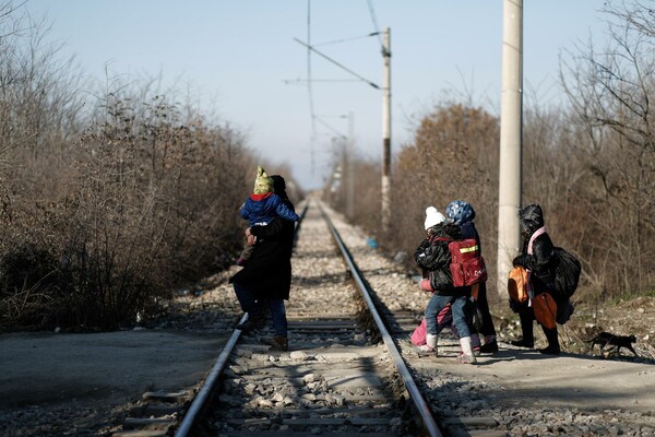 Με τα πόδια και σε άθλια κατάσταση φτάνουν κατά εκατοντάδες οι πρόσφυγες στην Ειδομένη