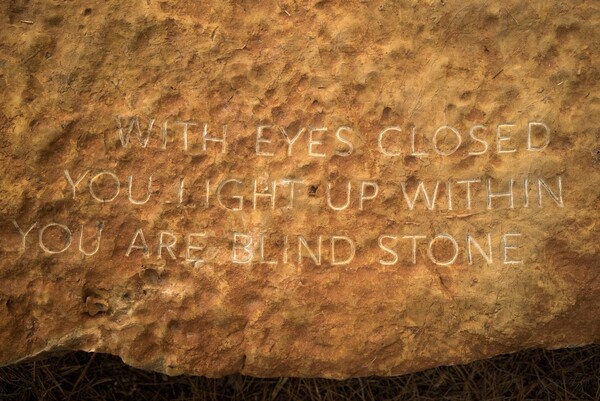 Η Jenny Holzer σμιλεύει τα ρητά της στους βράχους της Ίμπιζα