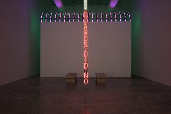 Η Jenny Holzer σμιλεύει τα ρητά της στους βράχους της Ίμπιζα