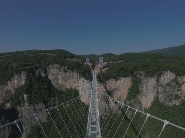 Oι Κινέζοι ετοιμάζονται για τα εγκαίνια της μεγαλύτερης και πιο τρομακτικής γυάλινης γέφυρας του κόσμου